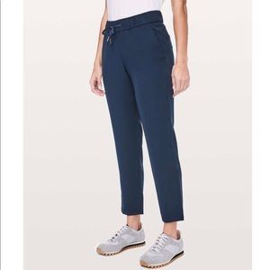 Lululemon On the Fly navy blue pants size 6